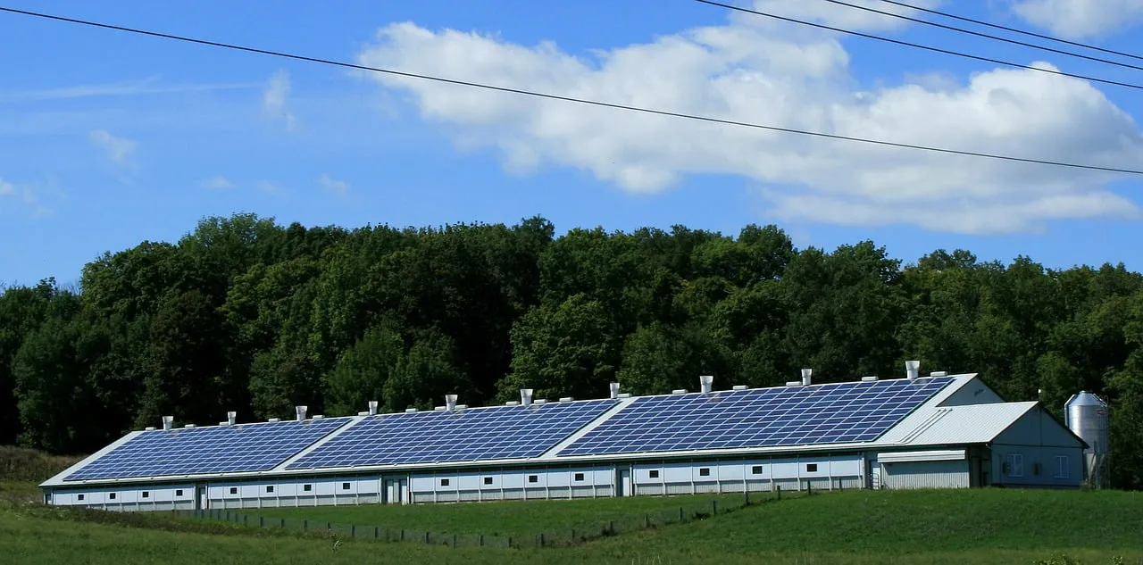 Solceller monterade på en lada